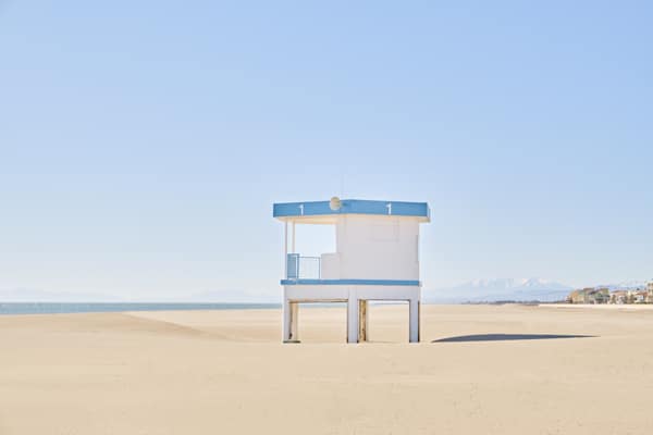 Cabanon de plage au soleil